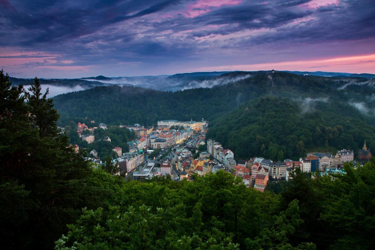 Apartments Menuet Karlovy Vary Luaran gambar
