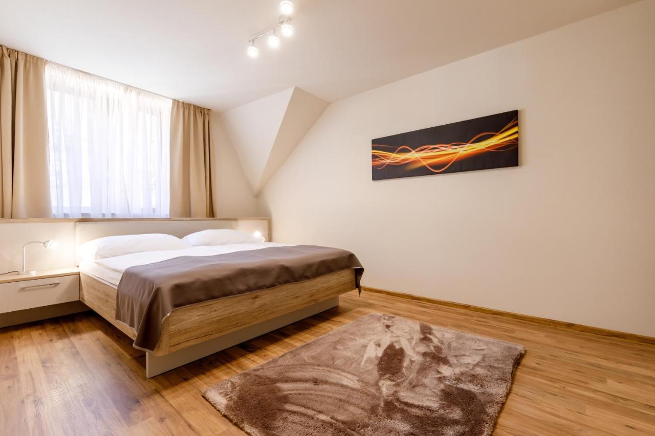 Apartments Menuet Karlovy Vary Luaran gambar
