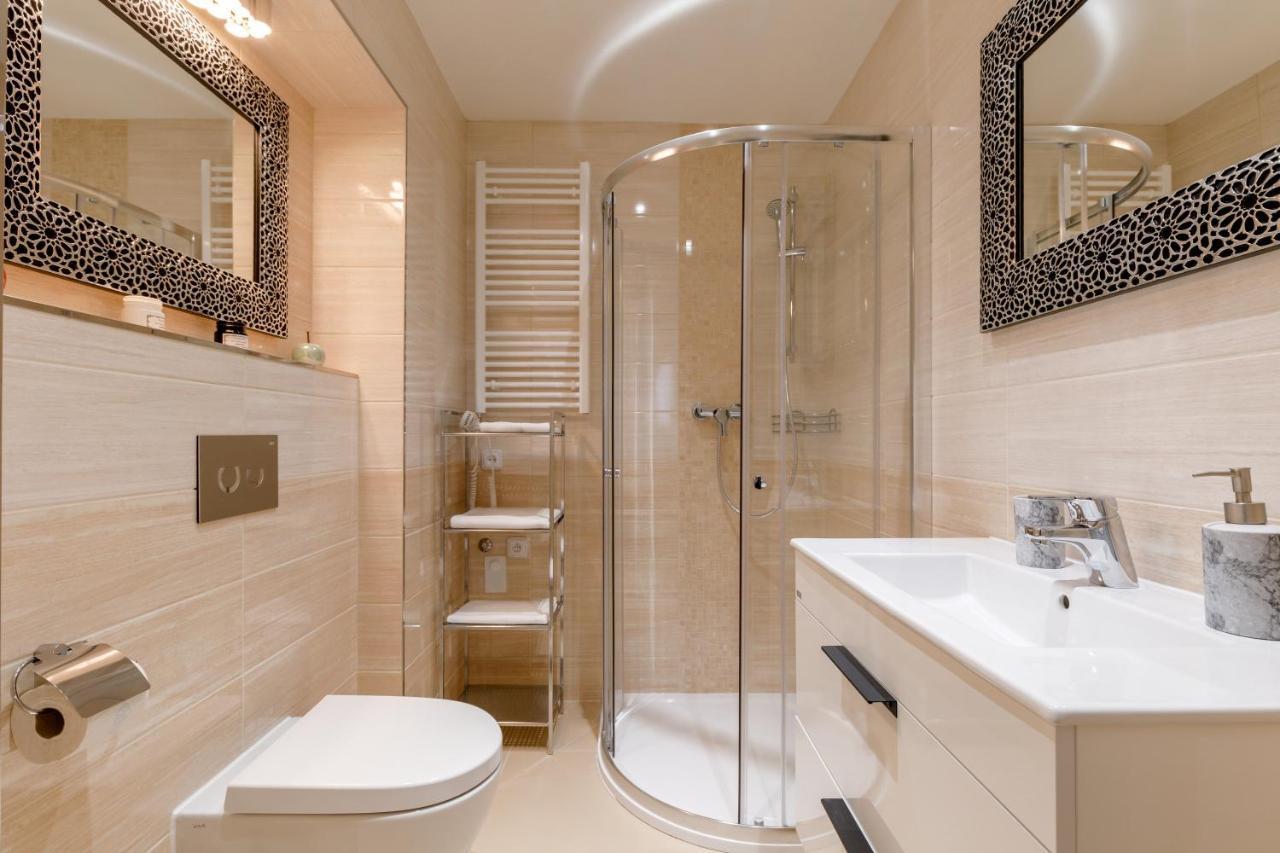 Apartments Menuet Karlovy Vary Luaran gambar